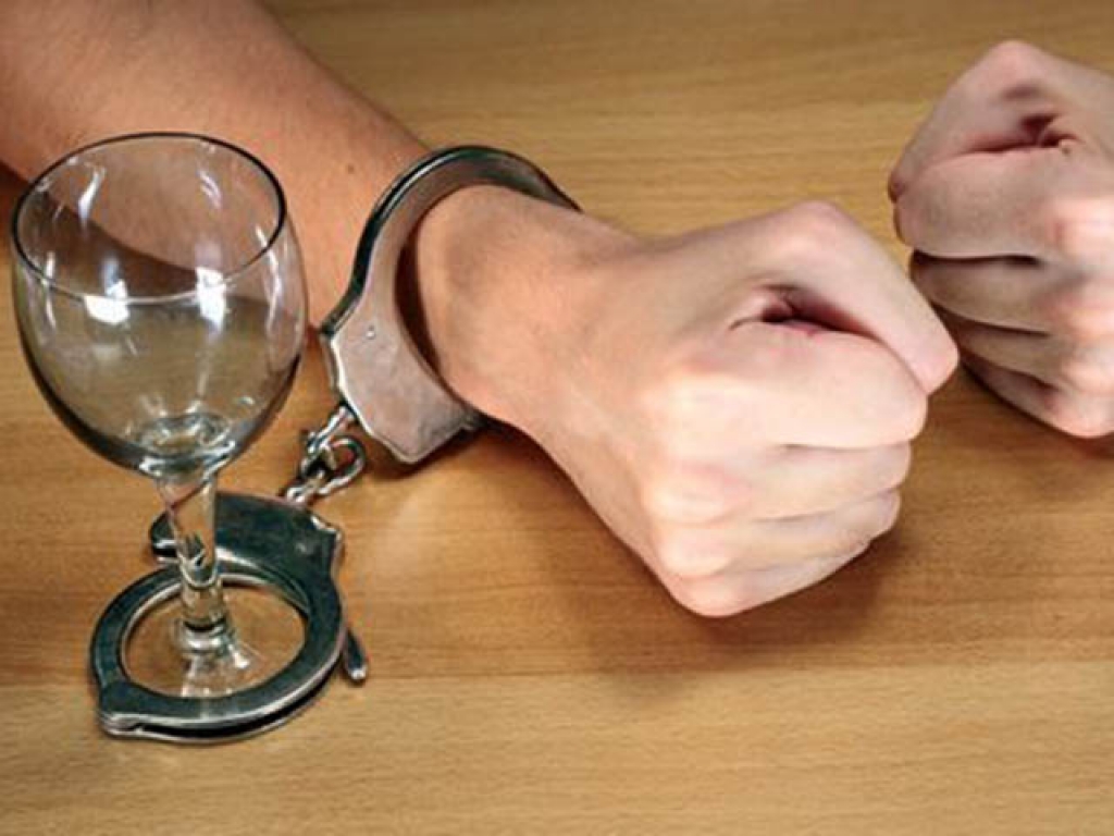 Чрезмерное употребление алкоголя является причиной подавляющего большинства совершенных преступлений.