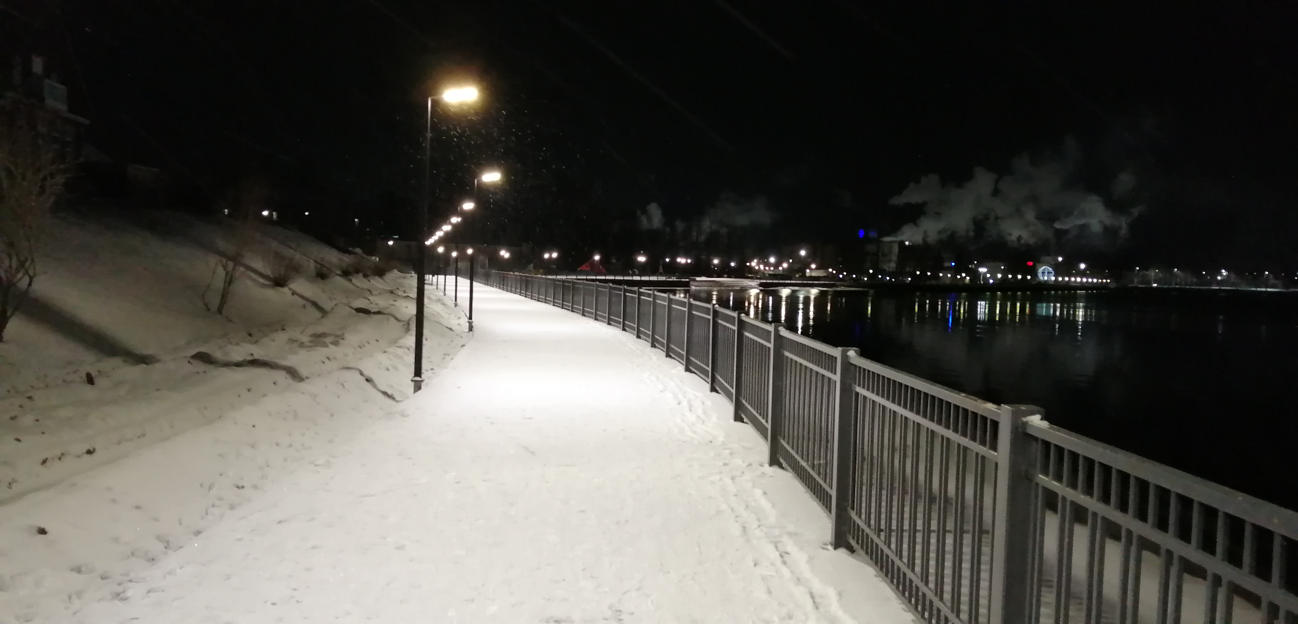 Завершаются мероприятия по освещению Набережной Омутнинского пруда.