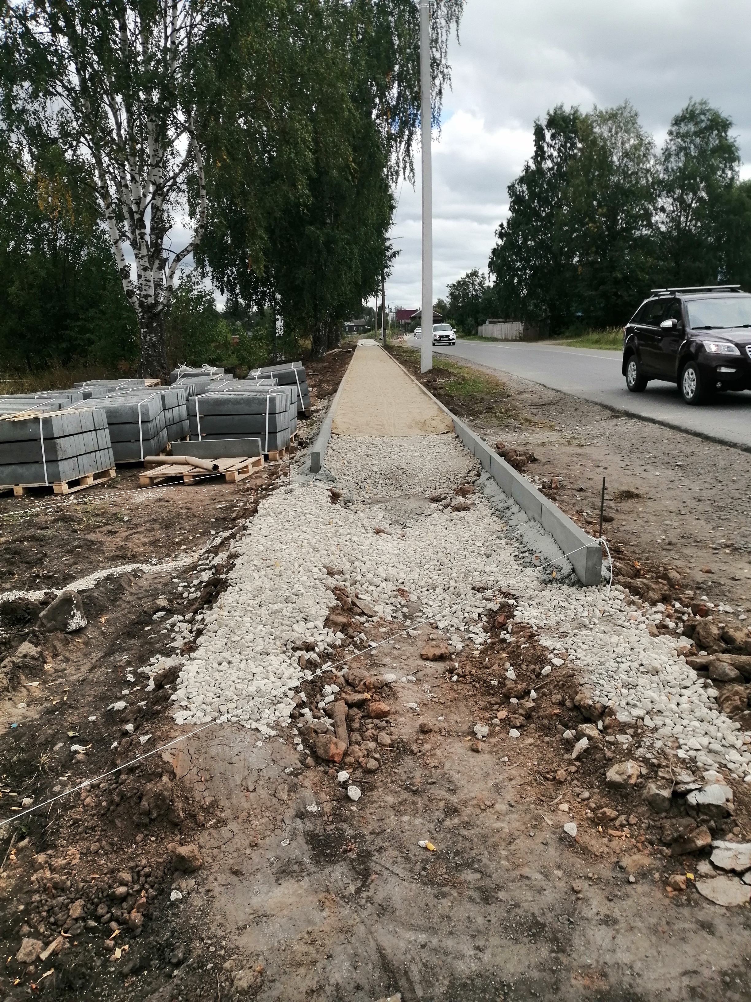 Продолжаются работы по благоустройству Набережной Омутнинского пруда (от ул. Коковихина до ул. Горького).