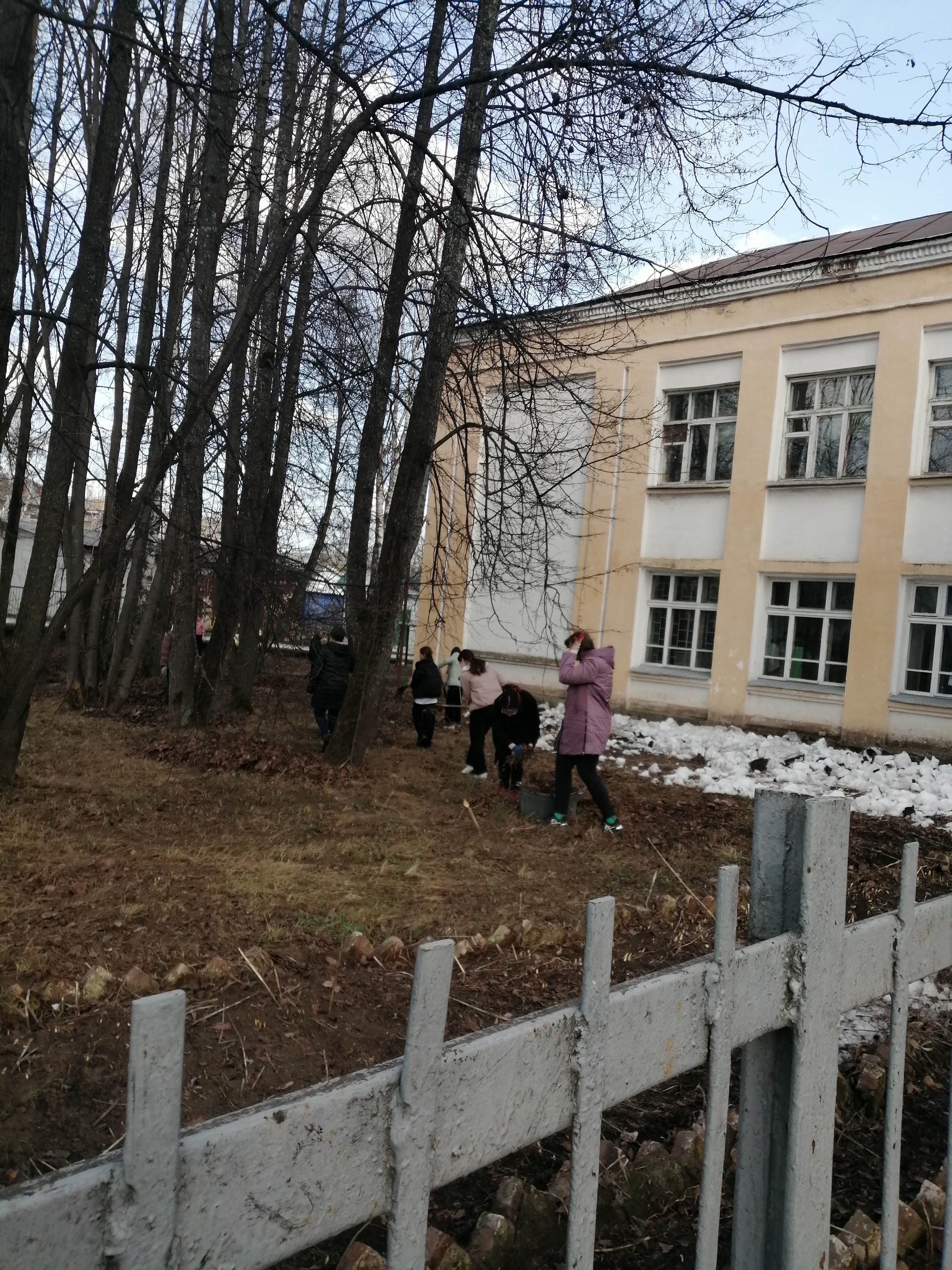 Учащиеся МКОУ СОШ № 6 г. Омутнинск  провели субботник.