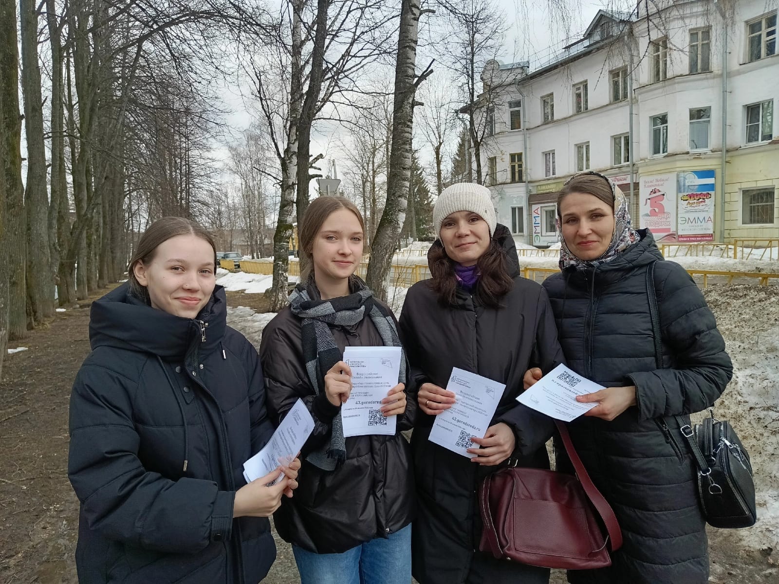 Волонтёры  МКОУ СОШ № 6 г. Омутнинска  провели акцию по вовлечению горожан во Всероссийское голосование по выбору общественной территории для благоустройства в 2025 году.