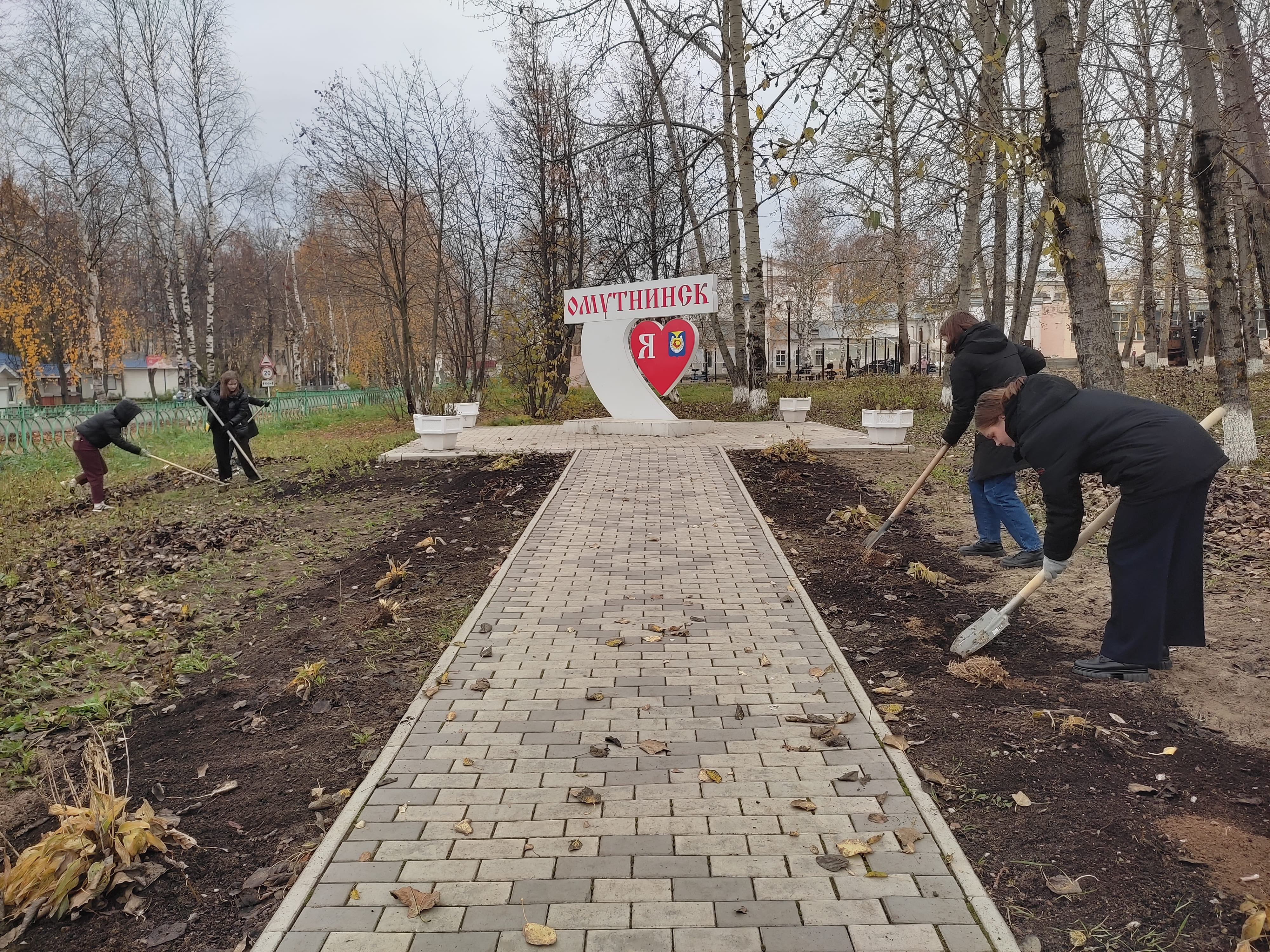 Субботник у стелы &laquo;Я люблю Омутнинск&raquo;.