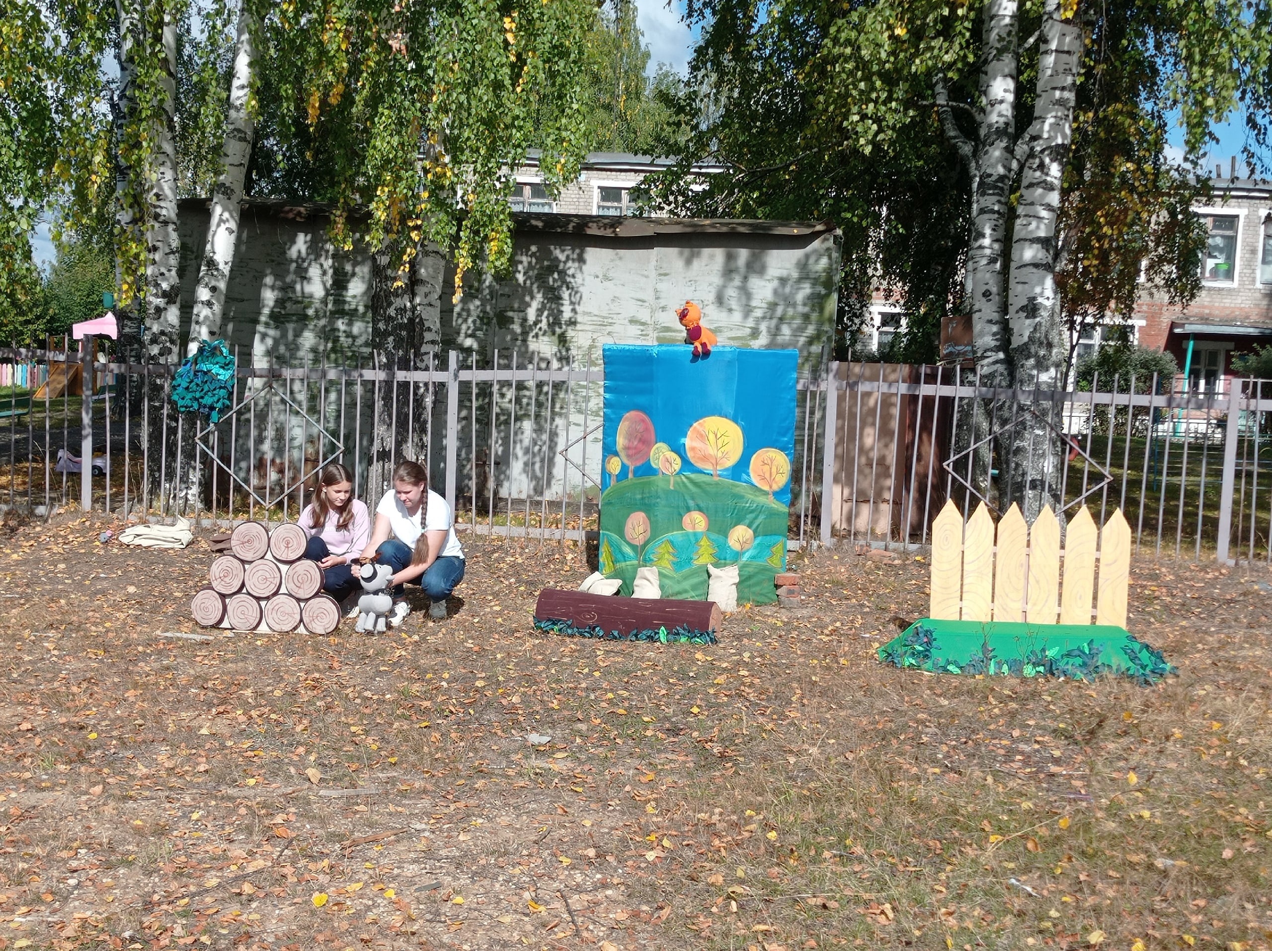 Организовали выездной кукольный спектакль.