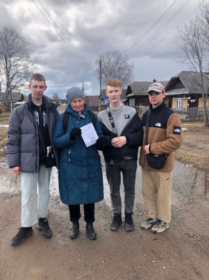 Студенты-волонтёры КОГПОАУ "Омутнинский политехнический техникум»  провели акцию по вовлечению горожан во Всероссийское голосование по выбору общественной территории для благоустройства в 2025.