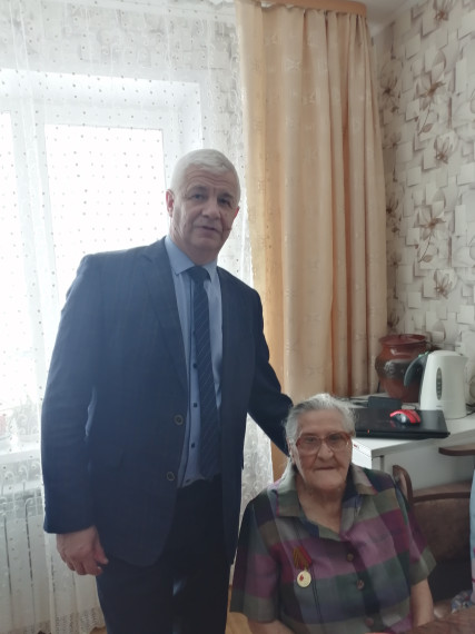 Глава администрации Омутнинского городского поселения Шаталов И.В. вручил медали «80 лет Победы в ВОВ 1941-1945 годов» женщинам - ветеранам войны и тыла. Глава администрации Омутнинского городского поселения Шаталов И.В. вручил медали «80 лет Победы в ВОВ 1941-1945 годов» женщинам - ветеранам войны и тыла.