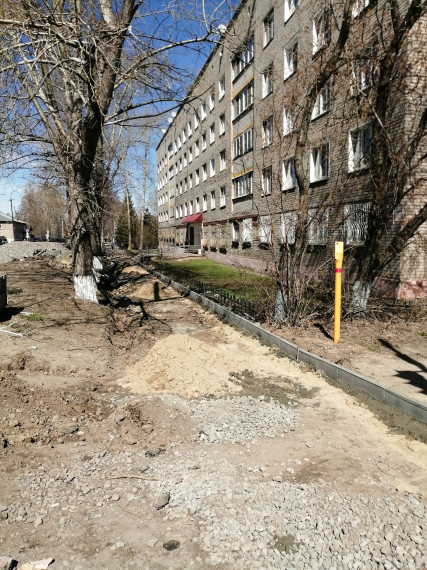 Продолжаются работы по благоустройству пешеходной зоны по ул. Коковихина и дворовых территорий.