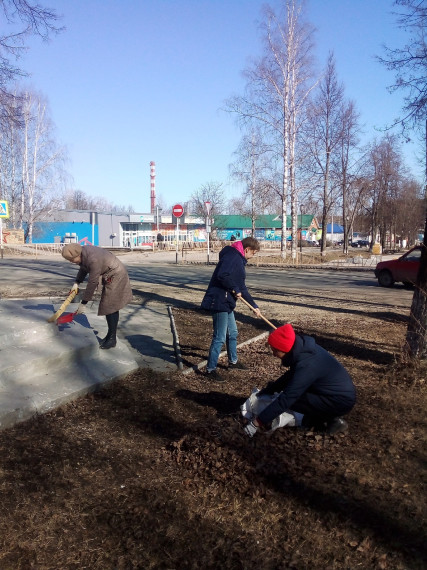 Сотрудники детской библиотеки «Маяк» провели субботник по уборке территории возле памятника В.И. Ленину.