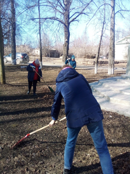 Сотрудники детской библиотеки «Маяк» провели субботник по уборке территории возле памятника В.И. Ленину.